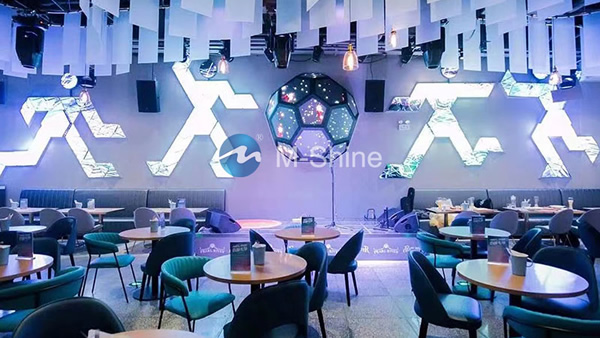 人形室內(nèi)LED顯示屏，啤酒俱樂部，廣州，中國